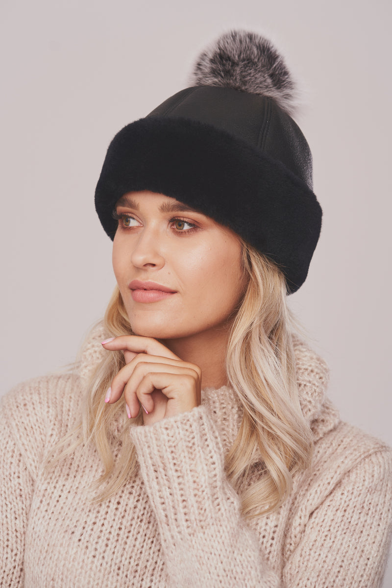 Shearling beanie hat in black